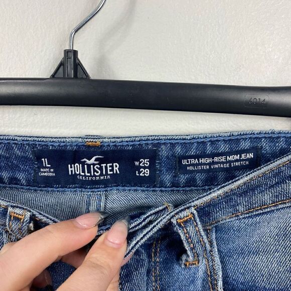 Hollister Ultra High-Rise Straight Leg Light Wash Mom Jeans Size 25 - Picture 3 of 4
